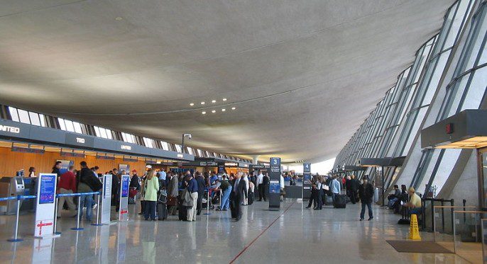 800px-Washington_Dulles_International_Airport_main_terminal